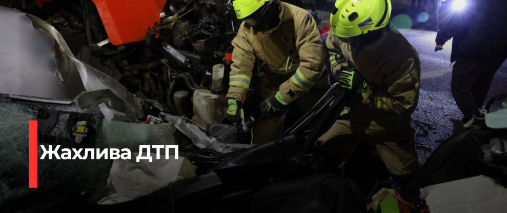Рятувальники звільнили пасажирів з понівеченого автомобіля після масштабної ДТП на Рівненщині
