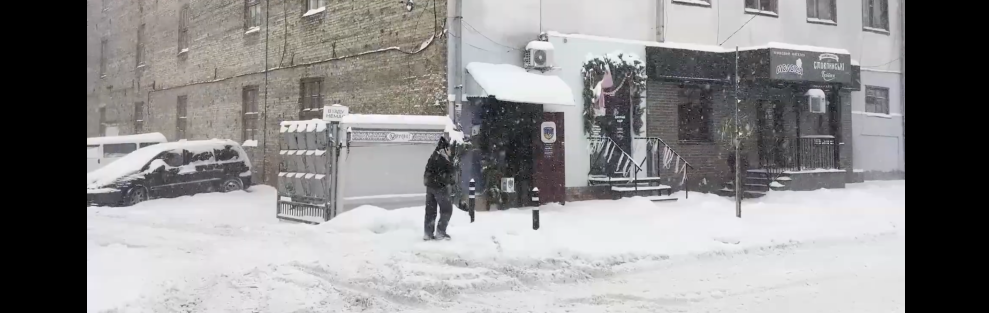 Волонтери Рівного протестують проти продажу будівлі з офісом благодійного фонду