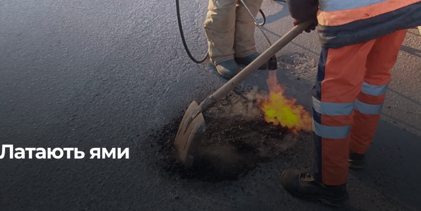 Рівне: Комунальники оперативно усувають ями після снігопаду