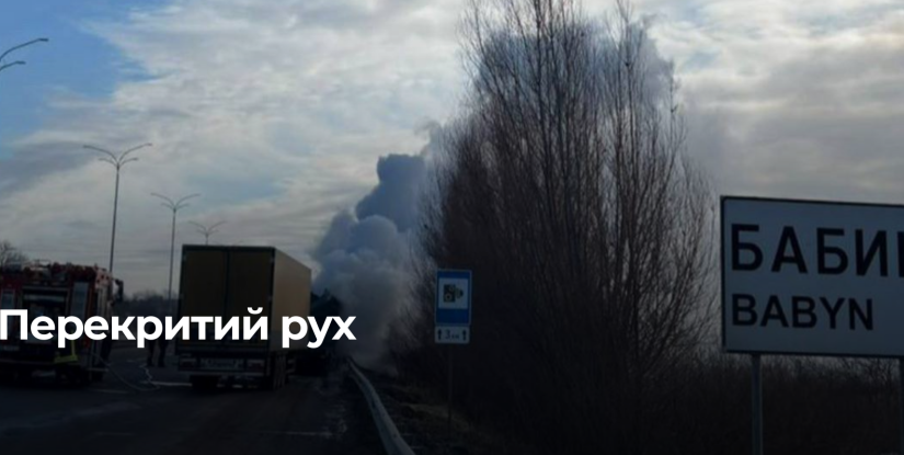 Вантажний автомобіль загорівся біля Бабина, ускладнено рух на трасі М-06