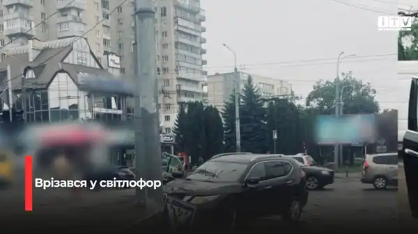У Рівному водій Nissan протаранив світлофор