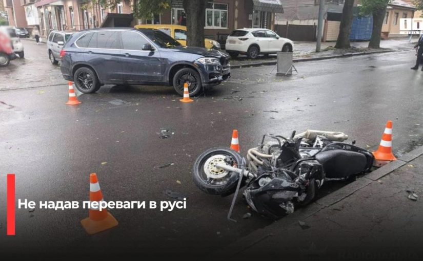 ДТП у Рівному: на вулиці Дубенській зіткнулися авто та мотоцикл